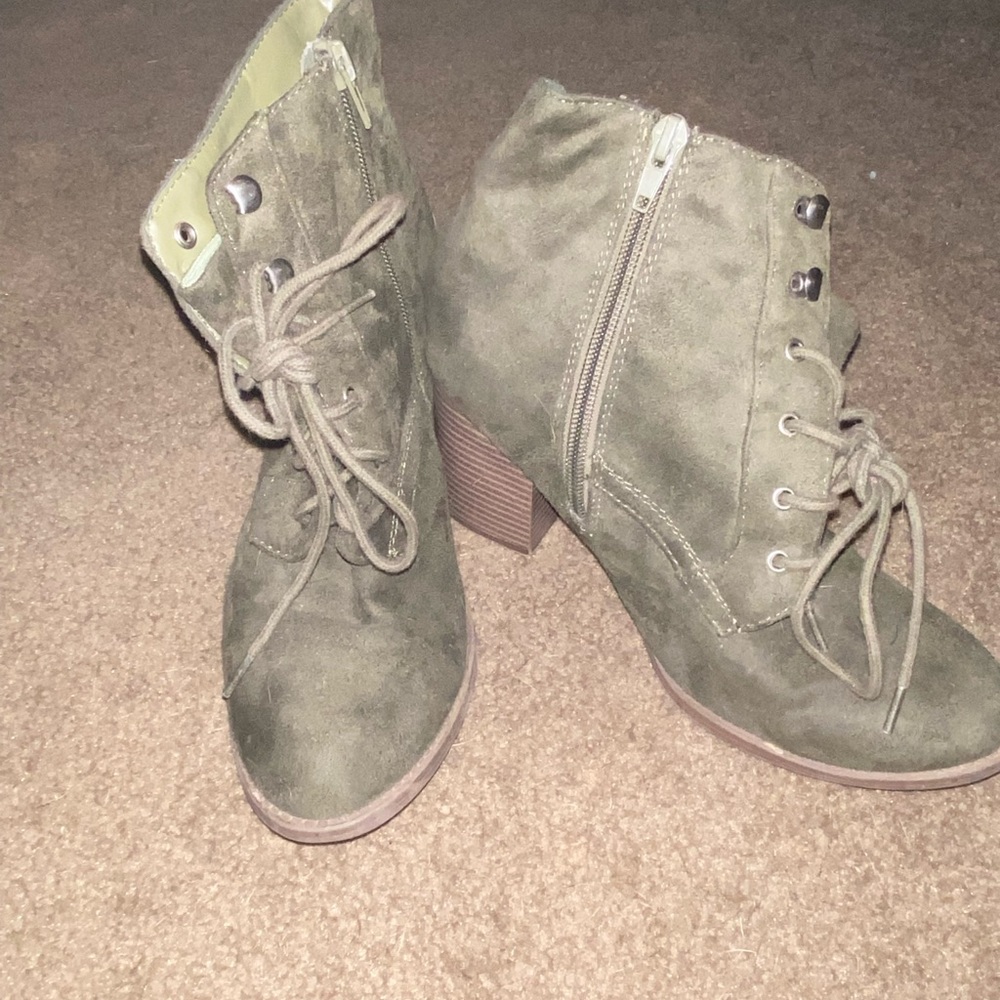 Green velvet Pumps